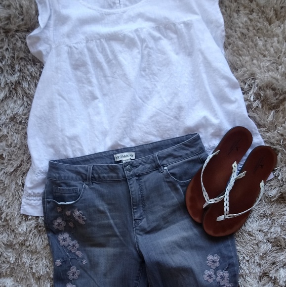 NWOT Artisan NY Embroidered Gray Jeans - Picture 2 of 5